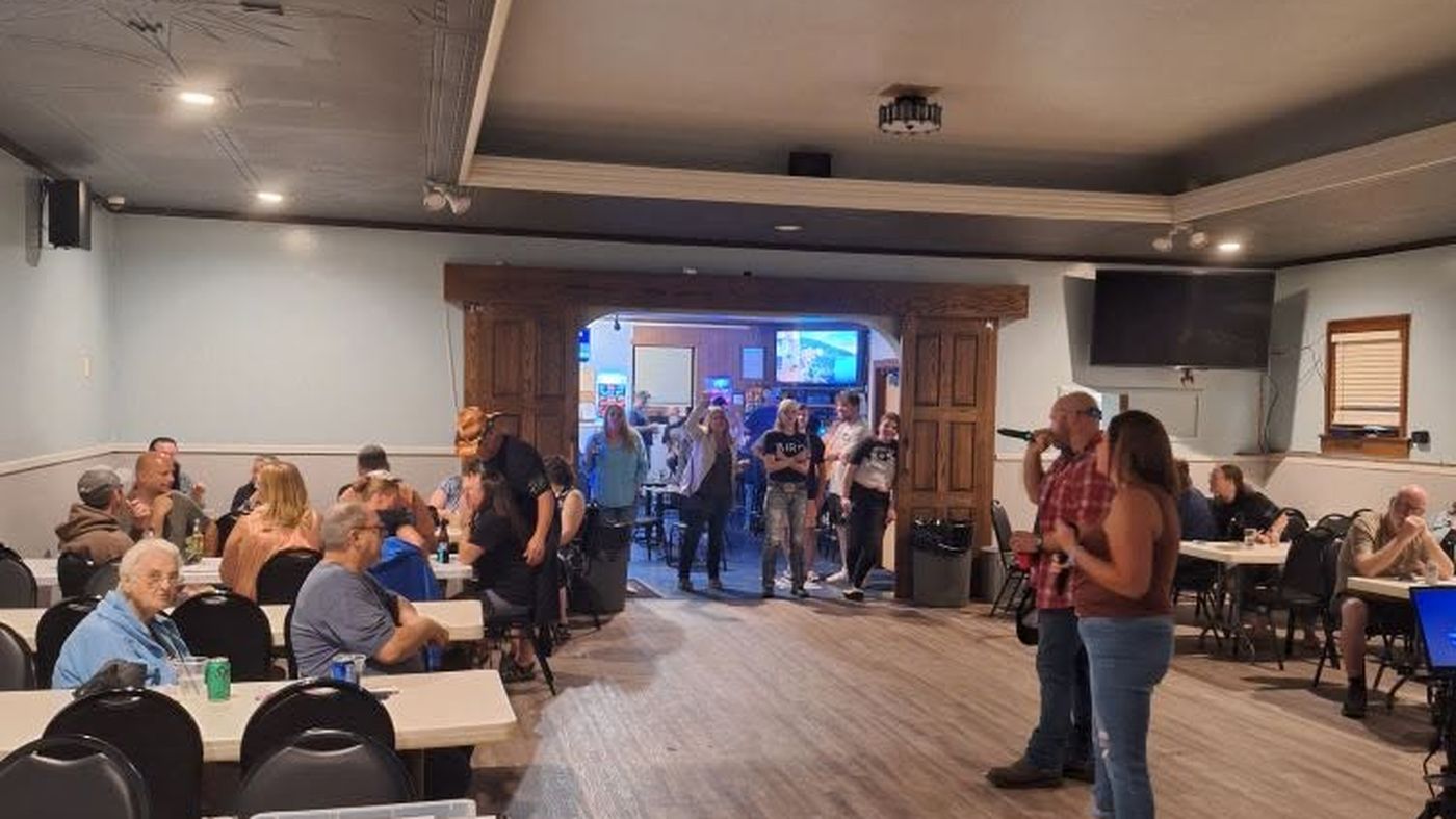 The room fills in for one of BillyO's karaoke nights